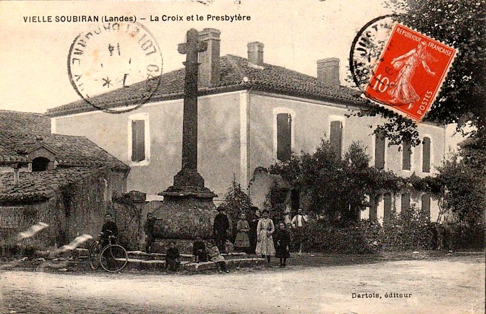 Bahus-Soubiran (Landes) - Presbytère et la croix
