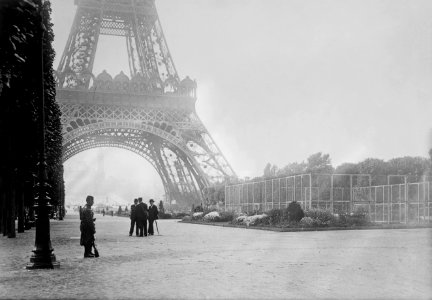 Bain News Service, Guard at Eiffel Tower - Wireless Station photo