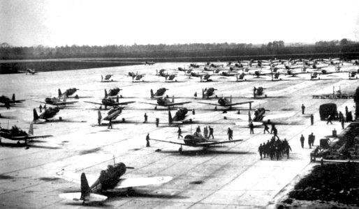 Bainbridge Army Airfield - Vultee BT-13 Valiants on Flight Line