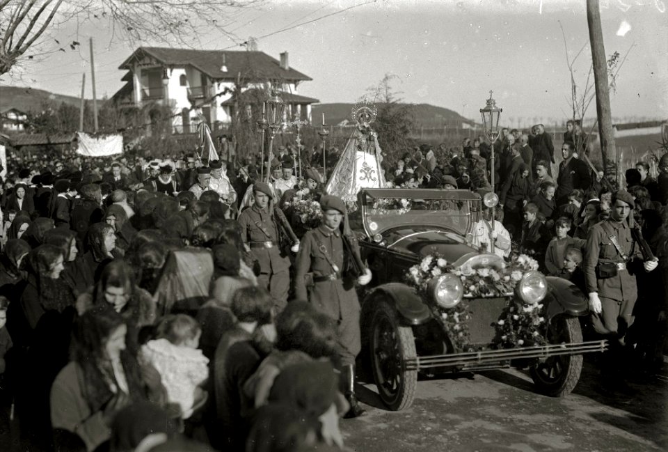 Bajada de la Virgen de Guadalupe por las calles de Hondarribia con motivo de las fiestas del 75 aniversario de la definición de la Inmaculada Concepción (2 de 3) - Fondo Car-Kutxa Fototeka