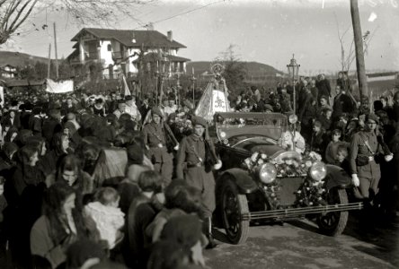 Bajada de la Virgen de Guadalupe por las calles de Hondarribia con motivo de las fiestas del 75 aniversario de la definición de la Inmaculada Concepción (2 de 3) - Fondo Car-Kutxa Fototeka