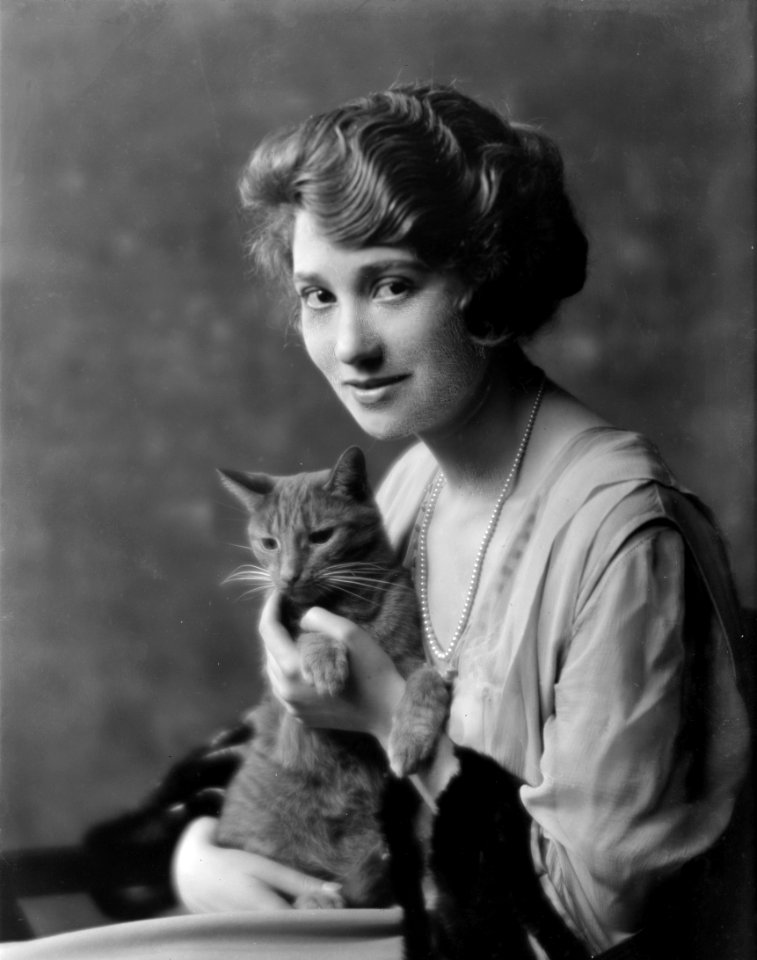 Bainter, Fay, Miss, with Buzzer the cat, portrait photograph