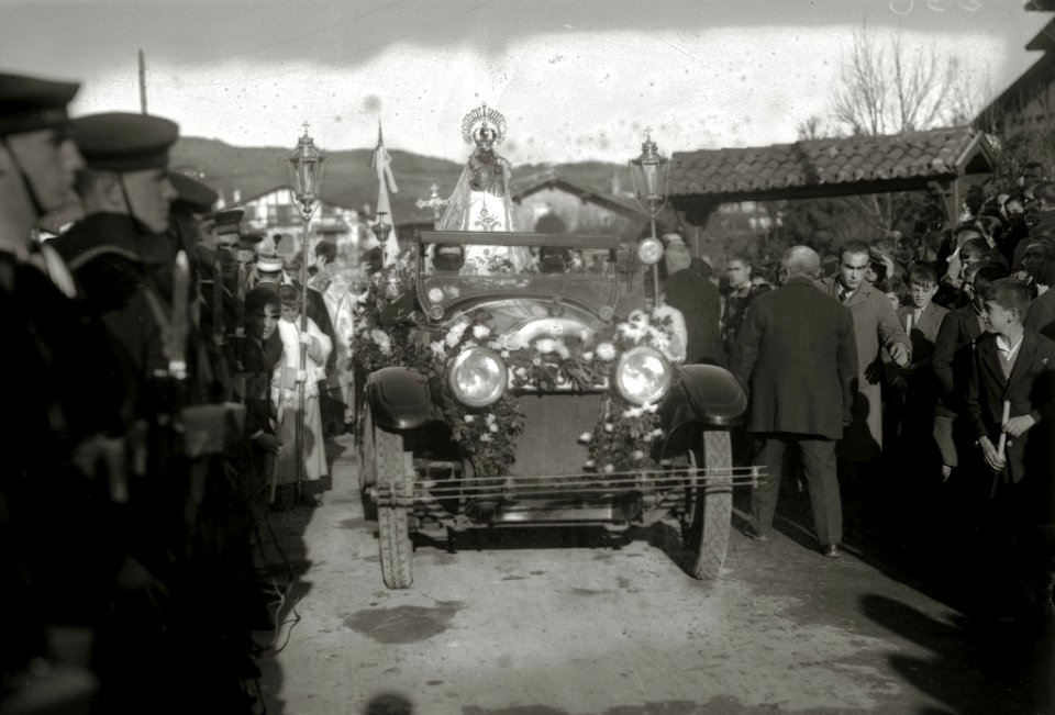Bajada de la Virgen de Guadalupe por las calles de Hondarribia con motivo de las fiestas del 75 aniversario de la definición de la Inmaculada Concepción (1 de 3) - Fondo Car-Kutxa Fototeka