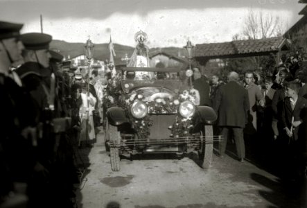 Bajada de la Virgen de Guadalupe por las calles de Hondarribia con motivo de las fiestas del 75 aniversario de la definición de la Inmaculada Concepción (1 de 3) - Fondo Car-Kutxa Fototeka