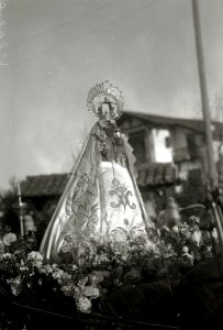 Bajada de la Virgen de Guadalupe por las calles de Hondarribia con motivo de las fiestas del 75 aniversario de la definición de la Inmaculada Concepción (3 de 3) - Fondo Car-Kutxa Fototeka