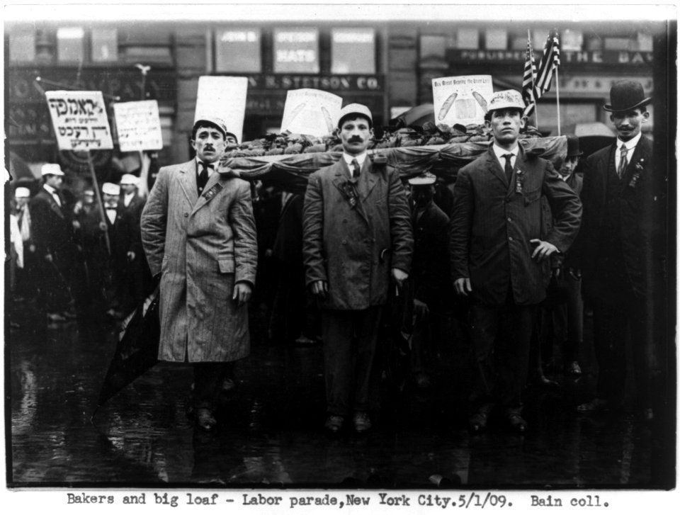 Bakers and big loaf - Labor parade, New York, May 1, 1909 LCCN2001704469
