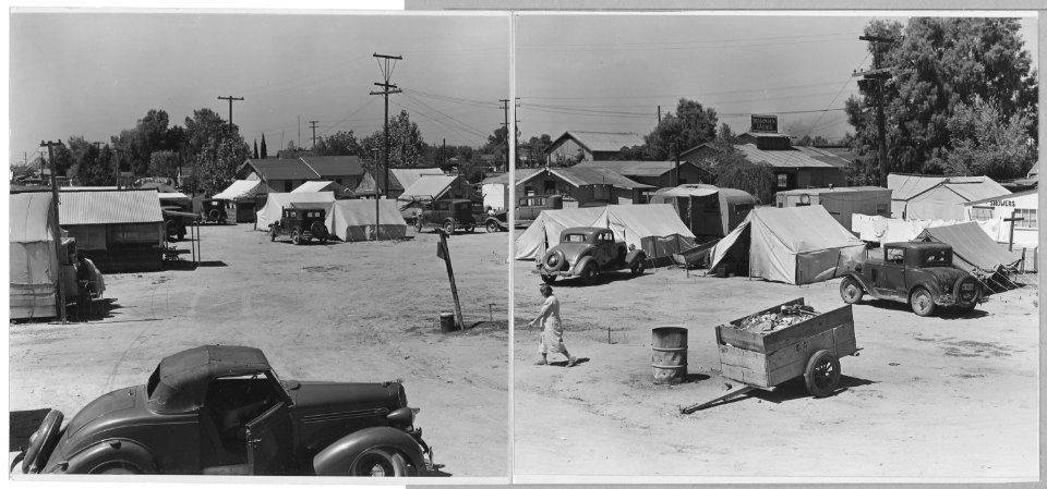 Bakersfield on Highway 466. Private auto camp, better than the average. There are a score of private . . . - NARA - 521795