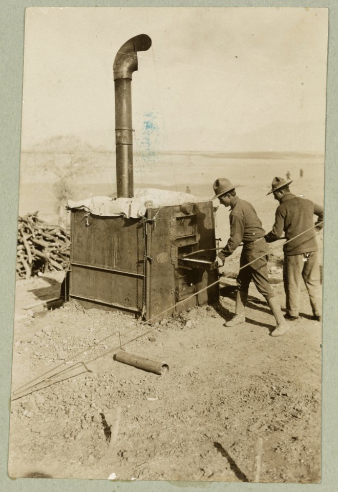 Baking bread for Pershing's army in Mexico New field kitchens being used for the first time by U.S. Army near Namiquipa. LCCN2013645865