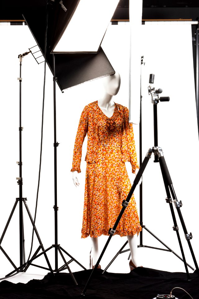 Bakom kulisserna bild vid fotograferingen av publikationen Ett sekel av dräkt och mode - Hallwylska museet - 90097