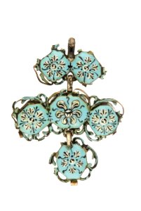 Baksidan av örhänge täckt av turkos emalj med vita blommor i relief. Från 1600-talets andra hälft - Livrustkammaren - 97832