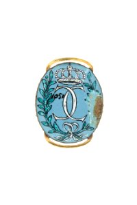 Baksidan med spegelmonogram C under kunglig krona i emalj, omgivet av två lagerkvistar i grön emalj - Livrustkammaren - 97849
