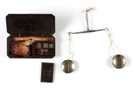 Balansvåg och ask med vikter,1600-tal - Skoklosters slott - 92870