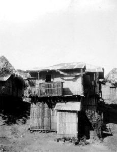 Baksidan av en hydda. Buren en trappa upp är för höns. Pearl Islands. Panama - SMVK - 004160