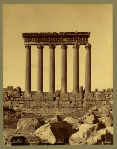 Balbek. Colonnes du temple du Soleil - Bonfils. LCCN2004668120