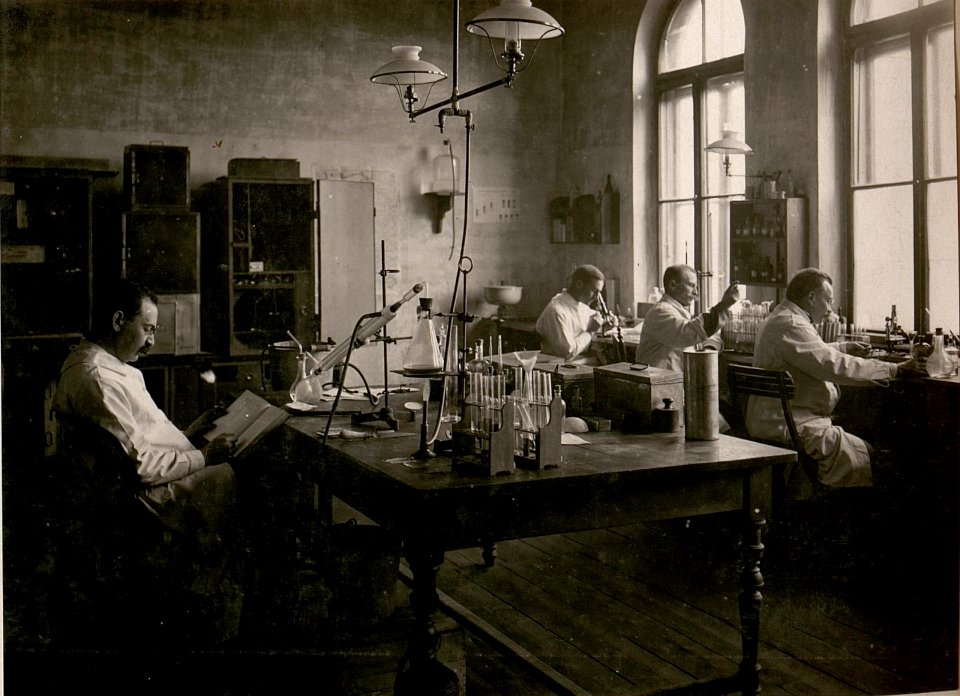 Bakter.Laboratorium und Lebensmittel-Untersuchungsstelle. (BildID 15800492)