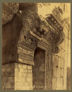 Balbek. Détail de la porte du temple de Jupiter - Bonfils. LCCN2004668113