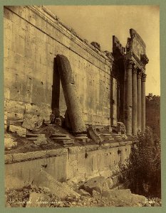 Balbek. Colonne inclinée - Bonfils. LCCN2004668104