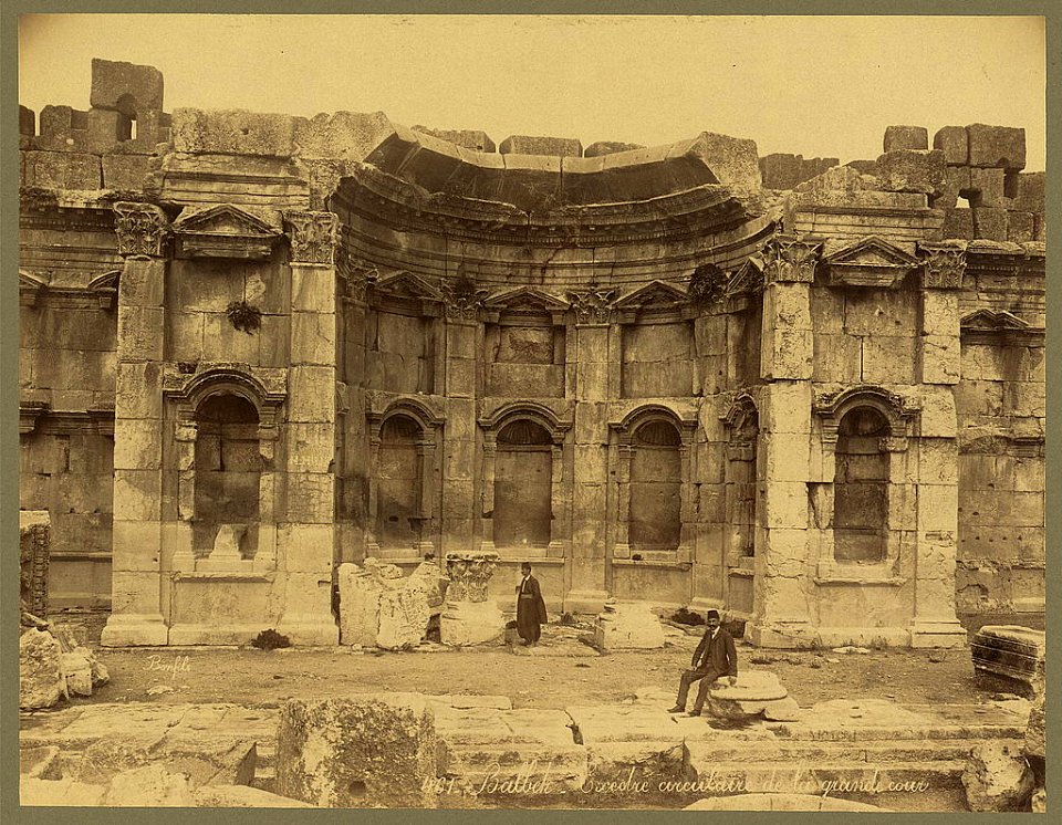 Balbek. Exédre circulaire de la grand cour - Bonfils. LCCN2004668093