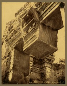 Balbek. La porte du temple de Jupiter avant le pilier - Bonfils. LCCN2004668103