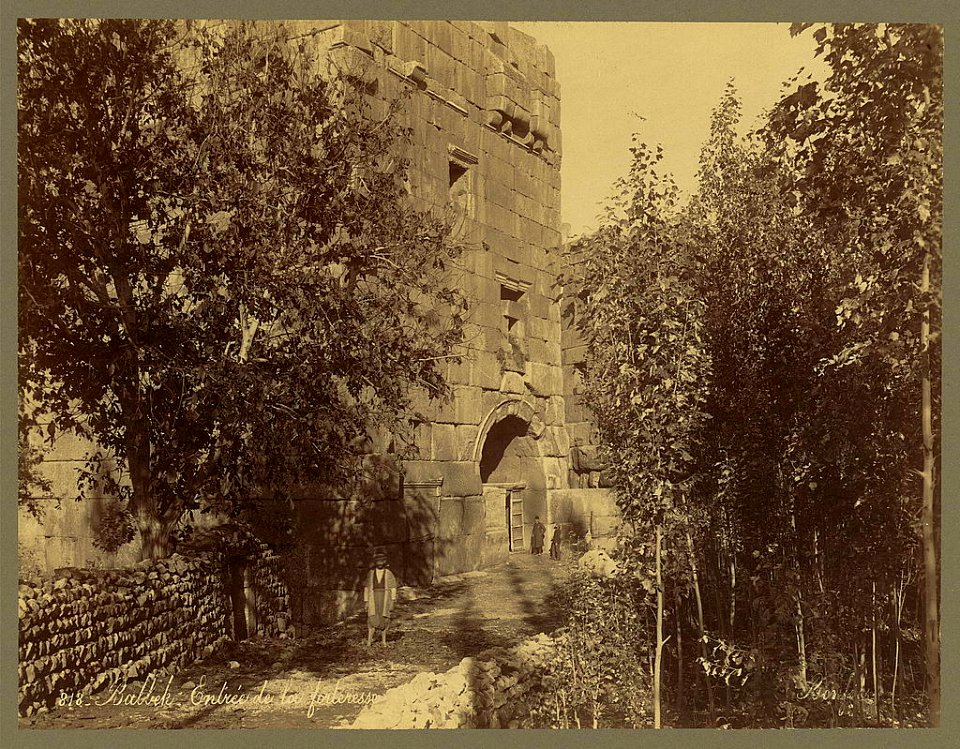 Balbek. Entrée de la forteresse - Bonfils. LCCN2004669829