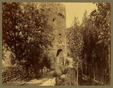 Balbek. Entrée de la forteresse - Bonfils. LCCN2004669829
