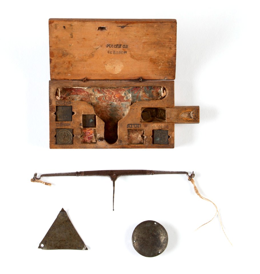 Balansvåg och vikter i låda - Skoklosters slott - 92867