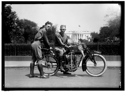 BALCER & O'BRIEN. TRANSCONTINENTAL MOTOR CYCLISTS. BACK OF WHITE HOUSE LCCN2016866342