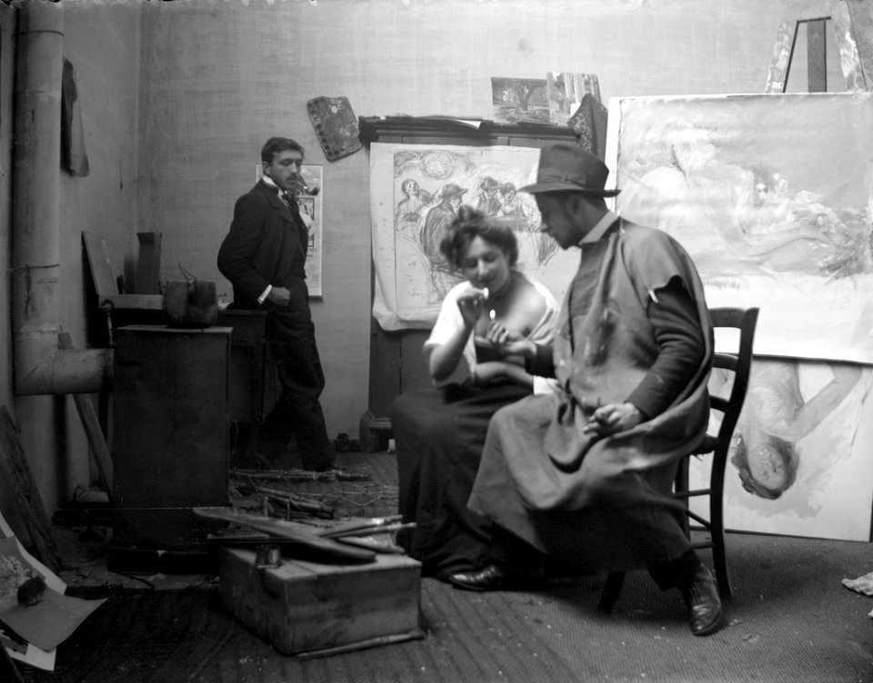 Baldomer Gili Roig. Baldomer Gili Roig amb una model al seu estudi (Roma), 1900