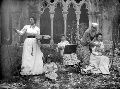 Baldomer Gili Roig. Família Gili Roig (Claustre del Monestir de Santa Maria de Poblet), c. 1900