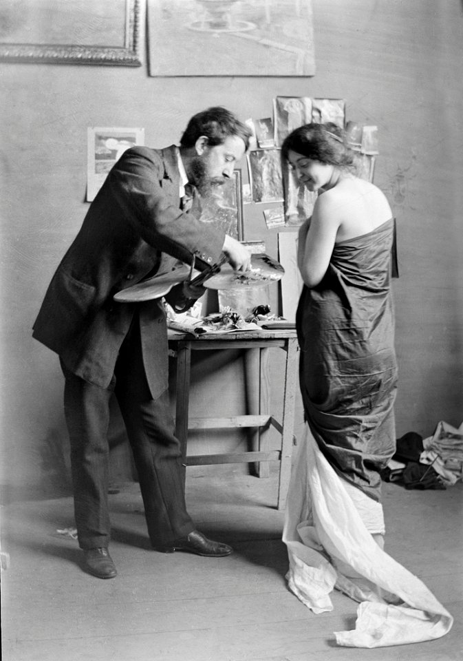 Baldomer Gili Roig. Baldomer Gili Roig amb una model al seu estudi (Roma), 1900 - 1904