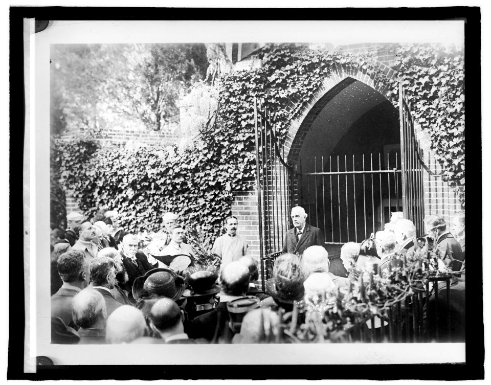 Balfour at Tomb of Washington LCCN2016826092