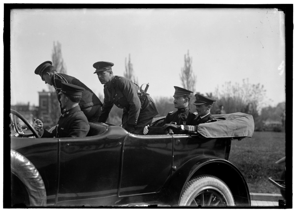 BALFOUR, ARTHUR JAMES. M.P., O.M., HEAD OF BRITISH COMMISSION TO U.S. ARRIVAL AT UNION STATION- BALFOUR, LANSING, BILL NYE, COL. HARTS LCCN2016867622