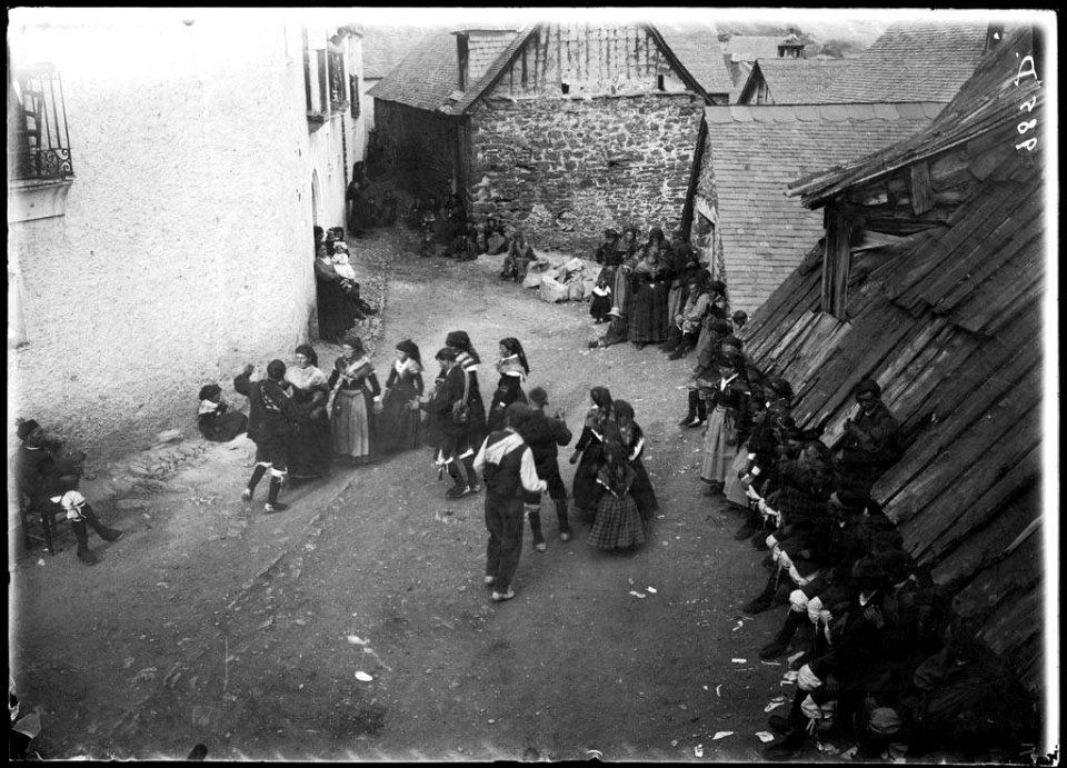 Ball a la plaça de Gistaín en motiu de la celebració de San Fabián (AFCEC SOLER D 0985)