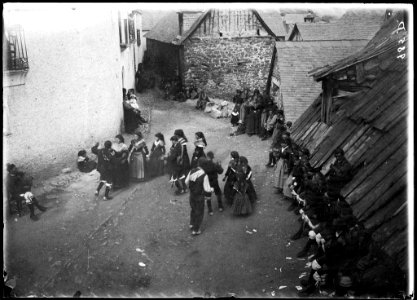 Ball a la plaça de Gistaín en motiu de la celebració de San Fabián (AFCEC SOLER D 0985)