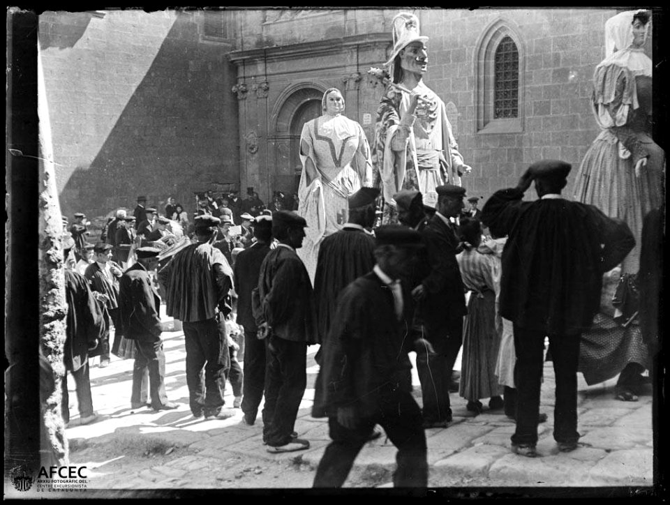 Ball de gegants a la plaça de la catedral de Solsona