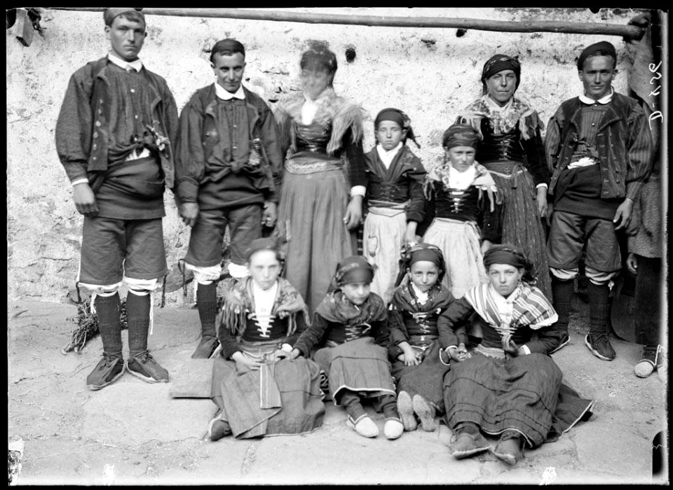 Balladors amb vestits tradicionals per San Fabián