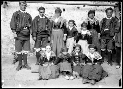 Balladors amb vestits tradicionals per San Fabián