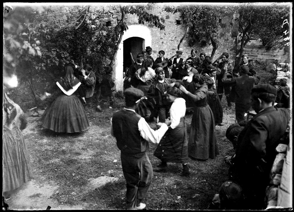 Ball a la plaça de Gistaín en motiu de la celebració de San Fabián