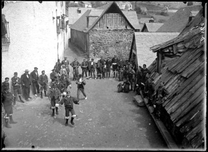 Balladors i públic a la plaça de Gistaín