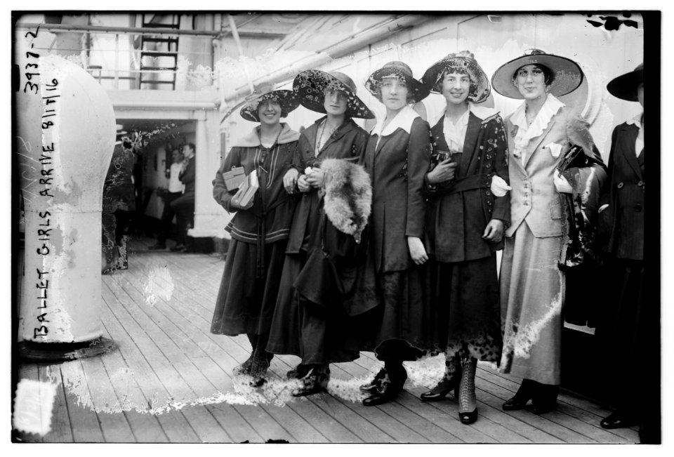 Ballet Girls Arrive, 1916 LCCN2014702351