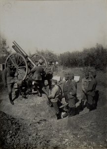 Ballon Abwehr Kanone der Artillerie Division Nro.6. Obstlt. BOTSCHEN, Oblt.Baron BOECK. (BildID 15447502)
