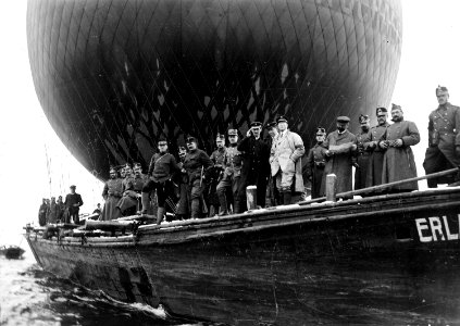 Ballon wird über den See zum Aufstiegsplatz transportiert - CH-BAR - 3238479