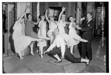Ballet Russe practicing LCCN2014703012