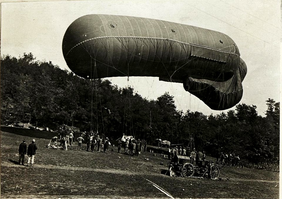 Ballonabteilung I-1 bei Ovcja Draga, Hochlassen des Ballons, 16.4.1916. (BildID 15594186)
