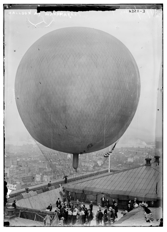 Balloon at Wanamakers LCCN2014689861