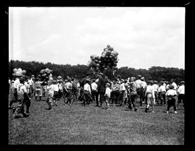 Balloon release from White House with tickets attached for the Wash.-St. Louis game, for the benefit of the Boys Club, 230 C St., N.W. LCCN2016891579