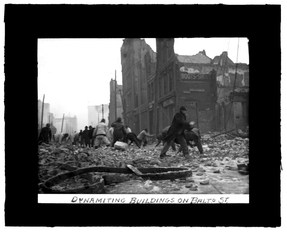 Baltimore fire, 1904) Dynamiting buildings on Balto. St LCCN2016826958