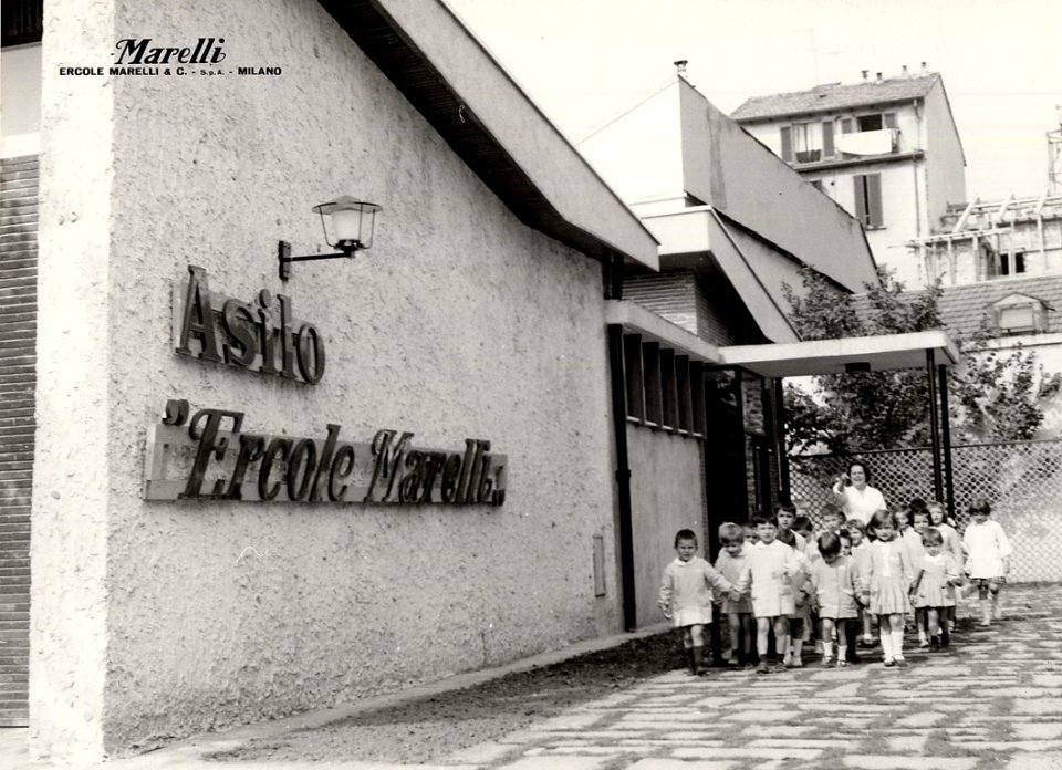 Bambini all'uscita dall'asilo aziendale Ercole Marelli, 1964 - san dl SAN IMG-00002614