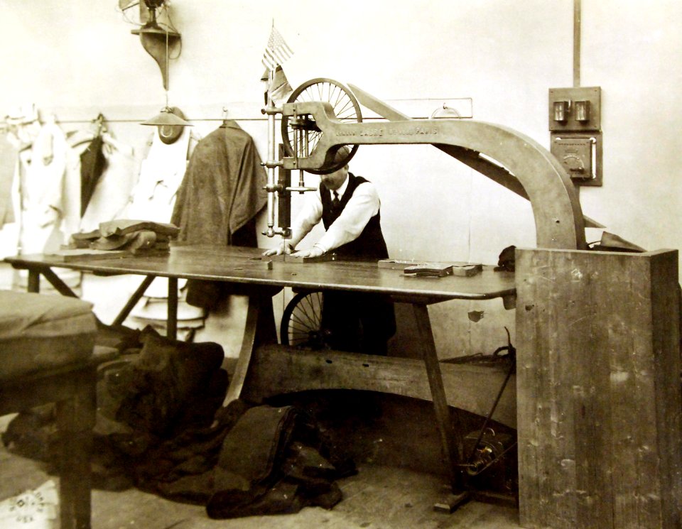 Band cutting machine in the J. Chresser Factory, France 1918 (27874134073)