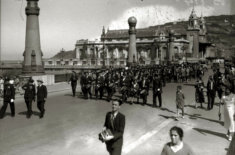 Banda de música a su paso por el puente de la Zurriola y en las escalinatas del Casino Gran Kursaal (1 de 1) - Fondo Car-Kutxa Fototeka